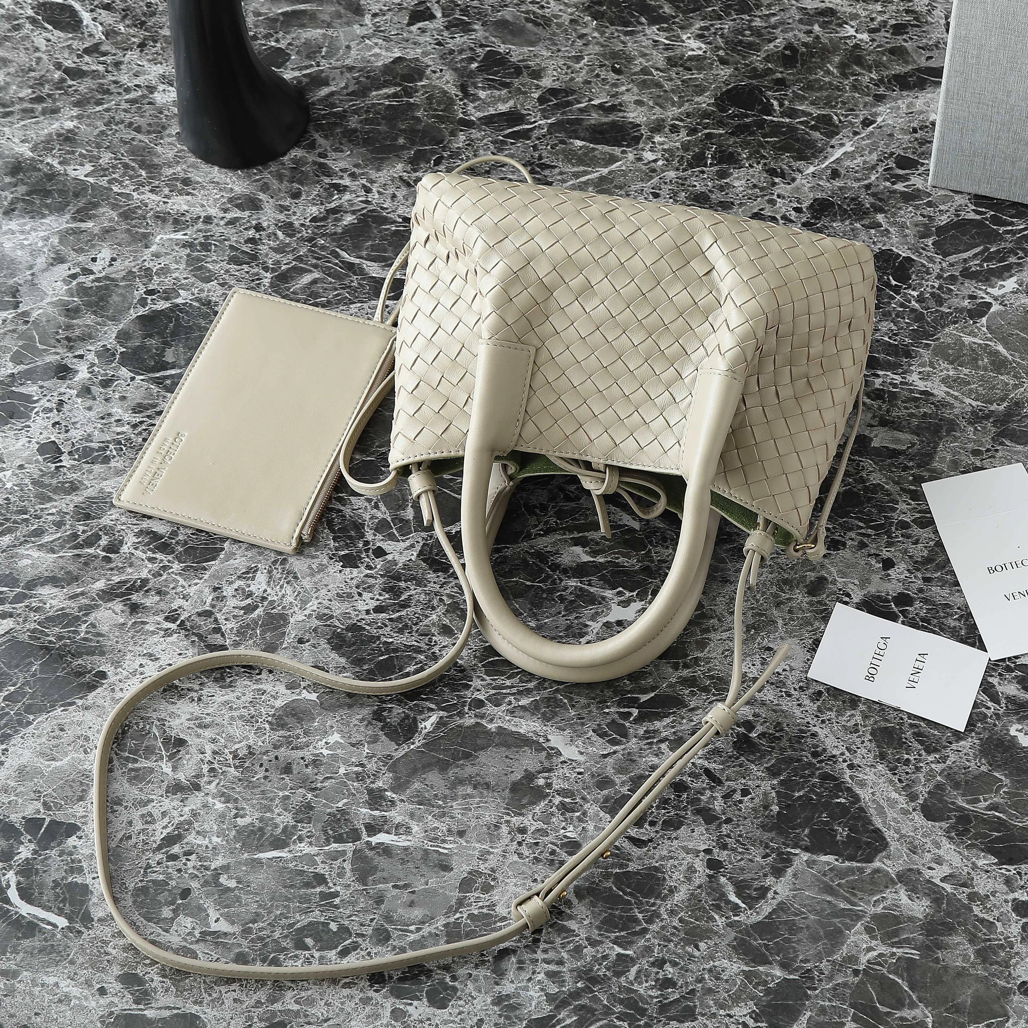 Batch 1660 BV25 spring and summer new product Mini pinacoteca two-tone surface. The weaving process is also super exquisite. Every texture is delicate and clear, and you can see the full ingenuity. 👜The bag uses 1 cm leather strips, which are purely hand-woven, highlighting the brand's craftsmanship. The inside is flipped to reveal a smooth suede lining that can be used on both sides, taking into account both fashion and practicality. 	 The small size can be worn on one shoulder or across the body, making it super versatile for daily commuting! 	 💕Fashionable ladies who like BV, come to me to get the same style~ ​Model number: 819004 ​Size: 24*15*12cm
